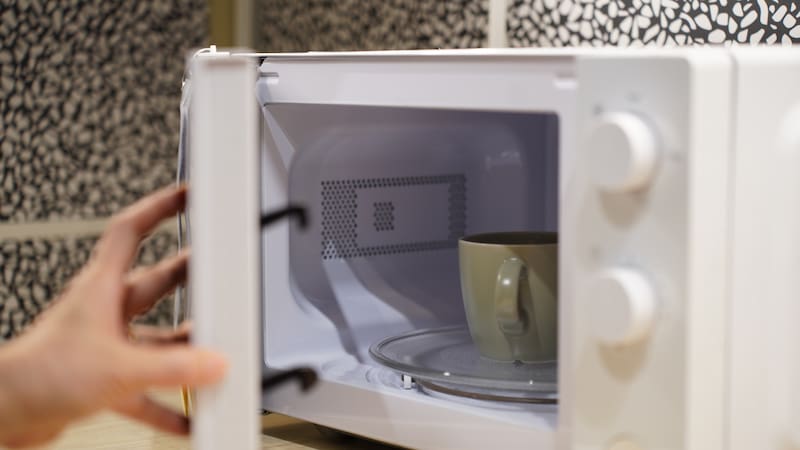 Colocar bicarbonato con agua en el microondas: para qué sirve este sencillo truco de limpieza.