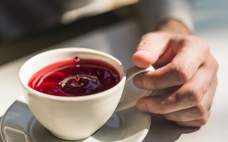 Los taninos del té negro no solo limpian: también realzan el tono natural de la veta de la madera. Fuente: Freepik.