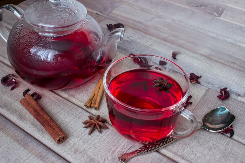 El té de hibiscus se destaca por ser una excelente fuente de potasio y magnesio.