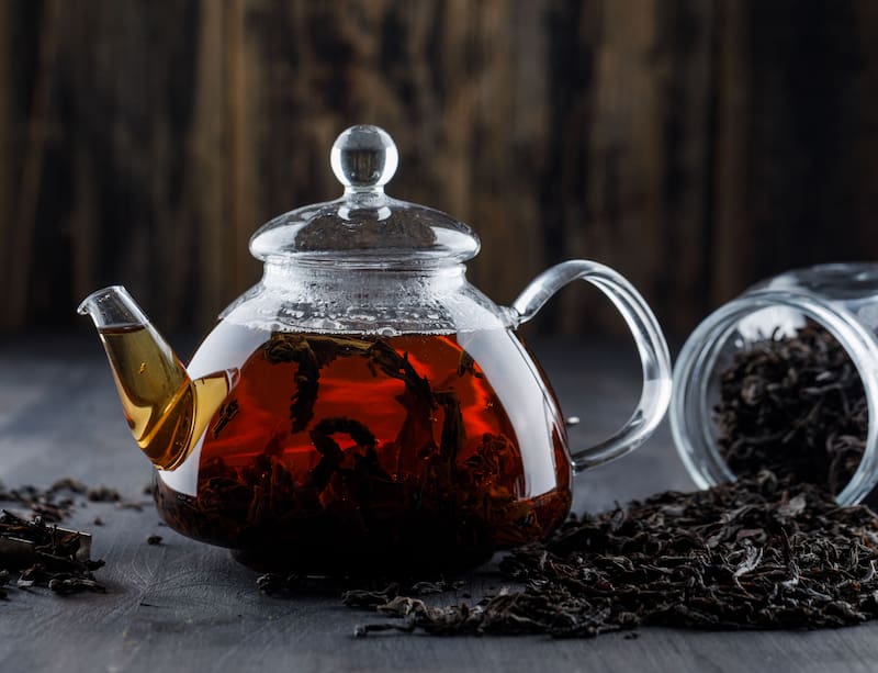 Esta infusión concentra taninos, unos compuestos vegetales que actúan como abrillantadores naturales y resaltan el tono cálido de la madera sin alterar su composición.