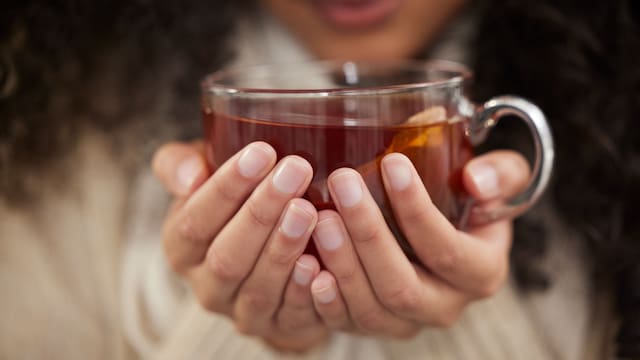 El “té de los dulces sueños” que termina con el insomnio y ayuda a dormir mucho mejor: combate la ansiedad y funciona como sedante