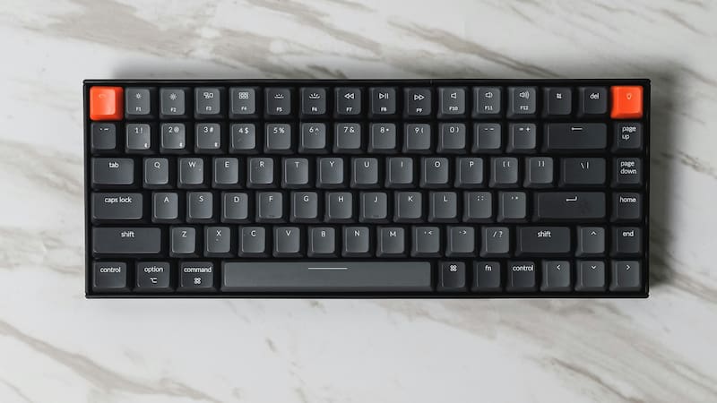 Por qué los teclados no tienen las letras en orden alfabético.
