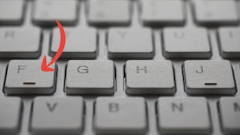 Qué significan las rayas o puntos de las letras F y J de los teclados y para qué sirven