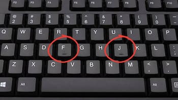 Qué significan las marcas debajo de las letras F y J del teclado y por qué es importante tenerlas