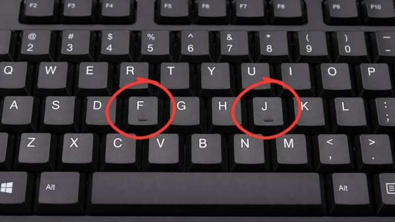 qué significan las marcas debajo de las letras F y J del teclado