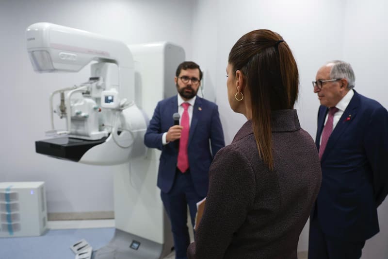 El hospital cuenta con equipos médicos especializados para la detección temprana del cáncer de mama y otras enfermedades oncológicas que afectan a las mujeres.