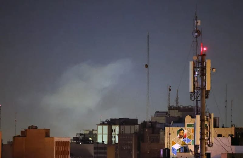 El humo se eleva en el centro de Teherán tras un ataque israelí, en Teherán (Irán).