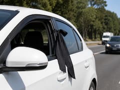 Qué significa ver una tela negra colgando de la ventana de un auto en la ruta y por qué hay que respetar esta señal