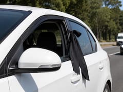 Qué significa ver una tela negra colgando de la ventana de un auto en la ruta y por qué hay que respetar esta señal