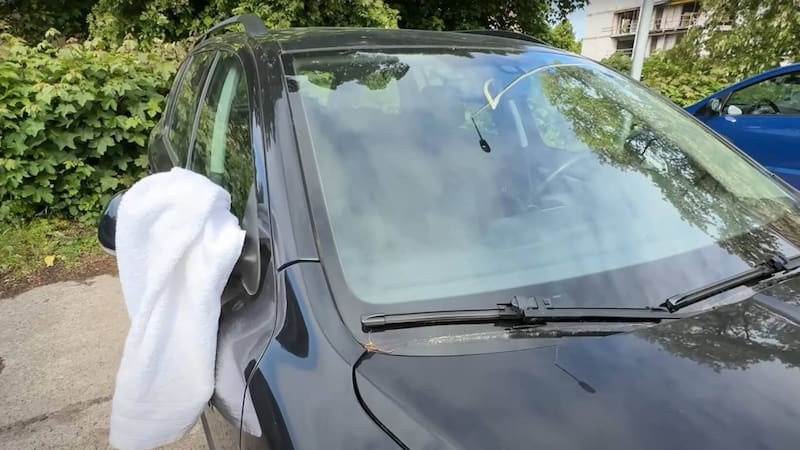 Colgar una tela blanca en la ventana de un auto en movimiento | Qué significa y por qué es importante saber cómo actuar.