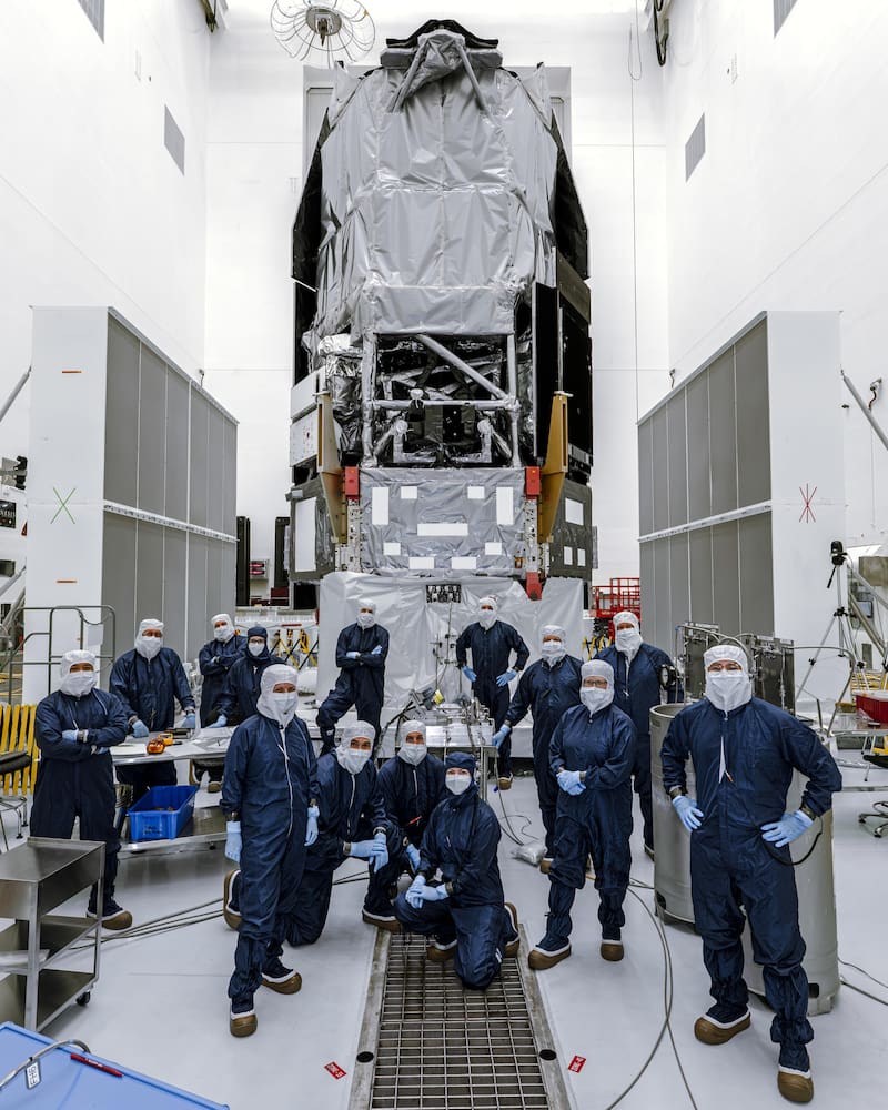 Fotografía cedida por la NASA que muestra a los integrantes del equipo de propulsores, seguridad y garantía de calidad del Telescopio Espacial, Nancy Grace Roman