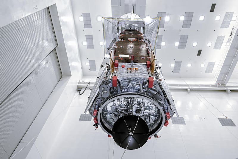Fotografía cedida por la NASA que muestra el Telescopio Espacial Nancy Grace Roman en la Instalación de Servicio de Cargas Útiles Peligrosas del Centro Espacial Kennedy de la NASA, el 26 de julio de 2026, en Florida (Estados Unidos).
