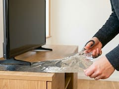 Cortar un pedazo de papel aluminio y ponerlo debajo del televisor | Para qué sirve y por qué recomiendan hacerlo