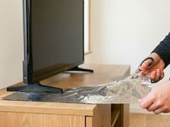 Cortar un pedazo de papel aluminio y ponerlo debajo del televisor | Para qué sirve y por qué recomiendan hacerlo