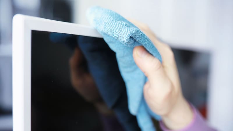 El paño de microfibra es ideal para limpiar pantallas. Fuente: Shutterstock.