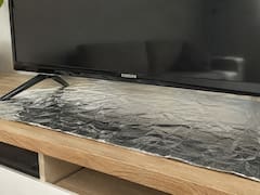 Poner papel de aluminio debajo del televisor: para qué sirve y por qué cada vez más personas lo hacen