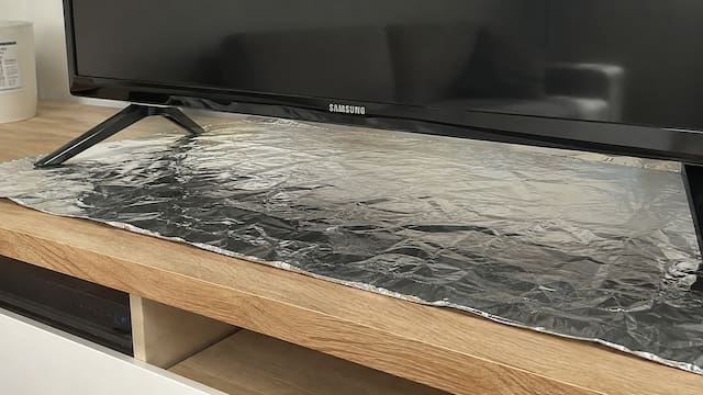 Poner papel de aluminio debajo del televisor: para qué sirve y por qué cada vez más personas lo hacen