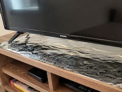 Poner papel aluminio debajo del televisor: para qué recomiendan hacerlo y por qué sirve