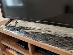 Poner papel aluminio debajo del televisor: por qué lo recomiendan hacer y para qué sirve