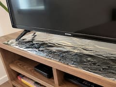Poner papel aluminio debajo del televisor: por qué recomiendan hacerlo y para qué sirve