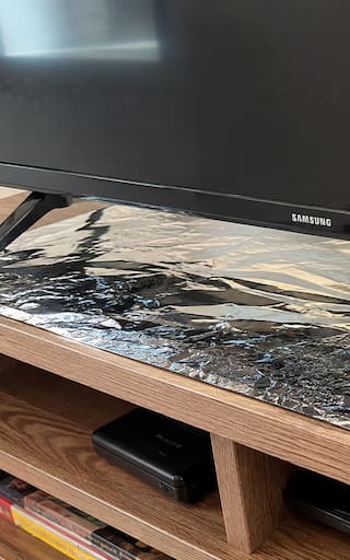 Colocar papel aluminio debajo del televisor: por qué recomiendan hacerlo y para qué sirve
