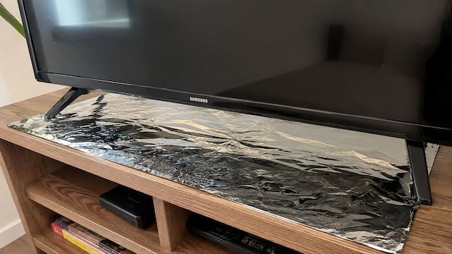 Colocar papel aluminio debajo del televisor: por qué recomiendan hacerlo y para qué sirve