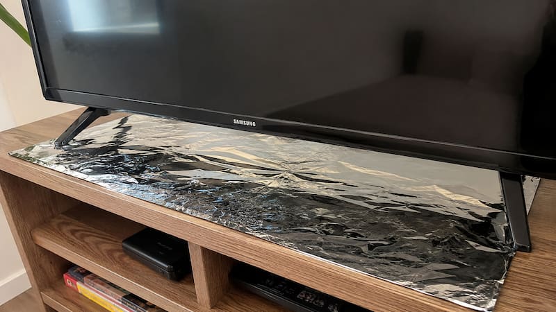Poner papel aluminio debajo del televisor: por qué recomiendan hacerlo y para qué sirve.