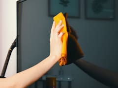 Cómo limpiar de forma correcta la pantalla de la televisión: sin rayas, sin manchas y sin huellas