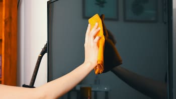Cómo limpiar de forma correcta la pantalla de la televisión: sin rayas, sin manchas y sin huellas