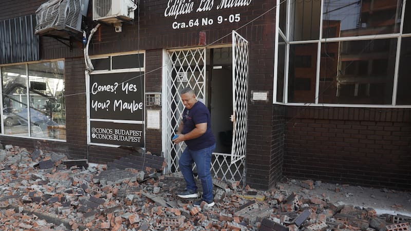 AME7612. CALI (COLOMBIA), 10/08/2026.- Un hombre camina sobre escombros tras un fuerte temblor este lunes, en Cali (Colombia). Un temblor de magnitud 7,4 sacudió gran parte de Colombia, según el Servicio Geológico Colombiano (SGC), y las autoridades informaron de daños en varias ciudades como Manizales, Cali y Pereira. EFE/ Ernesto Guzmán