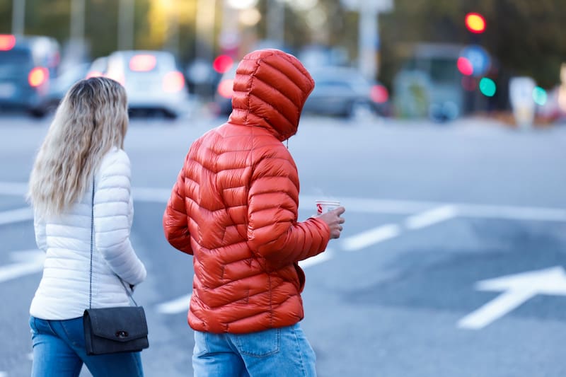 MADRID, 01/12/2025.- Transeúntes caminan por Madrid, este lunes. El primer día de diciembre arranca con temperaturas mínimas bajo cero en la Comunidad de Madrid, con heladas débiles generalizadas en la región, según el pronóstico de la Agencia Estatal de Meteorología (Aemet). Las mínimas estarán descenso mientras las máximas subirán ligeramente superando los diez grados. Los cielos estarán velados de nubes altas y el viento soplará flojo variables. EFE/ Mariscal
