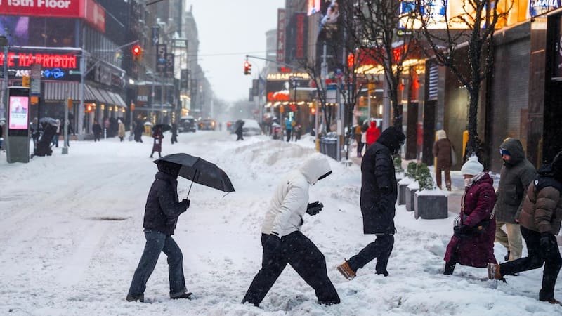 Según cifras oficiales, al menos 18 personas murieron como consecuencia directa de las condiciones climáticas extremas. Fuente: EFE