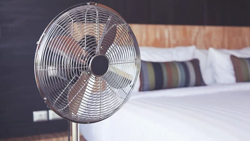 Ni 16 ni 18 grados | El truco con dos ventiladores que enfría la casa mucho más rápido que el aire acondicionado