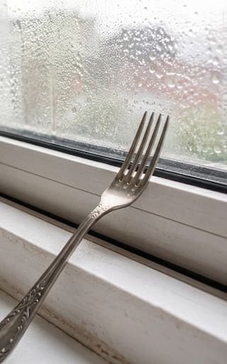 Poner un tenedor en la ventana: para qué sirve y por qué recomiendan hacerlo