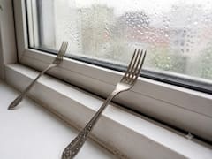 Colocar un tenedor junto a la ventana: para qué sirve y por qué lo recomiendan