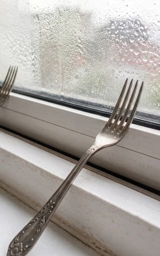 Colocar un tenedor junto a la ventana: para qué sirve y por qué lo recomiendan