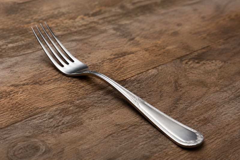 Una de las razones para colocar un tenedor entre el marco y la hoja de una ventana corrediza es generar una pequeña traba.
