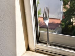 Poner un tenedor en la ventana: por qué recomiendan hacerlo y para qué sirve