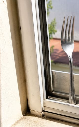 Poner un tenedor en la ventana: por qué recomiendan hacerlo y para qué sirve