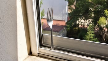Poner un tenedor en la ventana: por qué recomiendan hacerlo y para qué sirve
