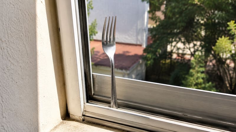 Poner un tenedor en la ventana: por qué recomiendan hacerlo y para qué sirve. (Representación creda con IA)