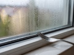 Poner un tenedor en la ventana: para qué sirve y por qué recomiendan hacerlo