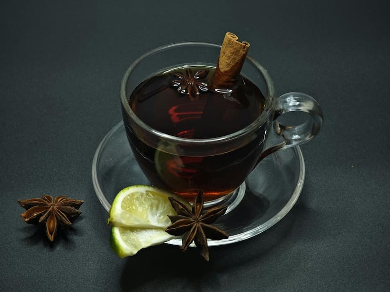 El colorante casero de té negro se elabora a partir de un ingrediente natural ampliamente utilizado en la vida cotidiana y se distingue por su capacidad para intensificar el color oscuro del cabello. Imagen: Pexels.