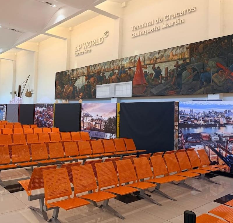 En la terminal se puede contemplar un cuadro gigante de Quinquela Martín que hace referencia al puerto.