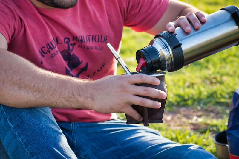 El termo es un compañero indispensable para cualquier ronda de mate, pero con el uso diario acumula sarro, manchas y olores que terminan cambiando el sabor del agua.