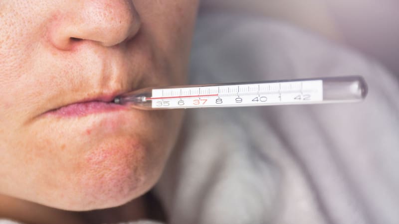 El descenso no cambia el rango normal, que sigue entre 36,1 y 37,2 °C, pero sí implica que algunas personas pueden sentirse enfermas sin superar el umbral clásico de 38 °C. Fuente: Shutterstock.