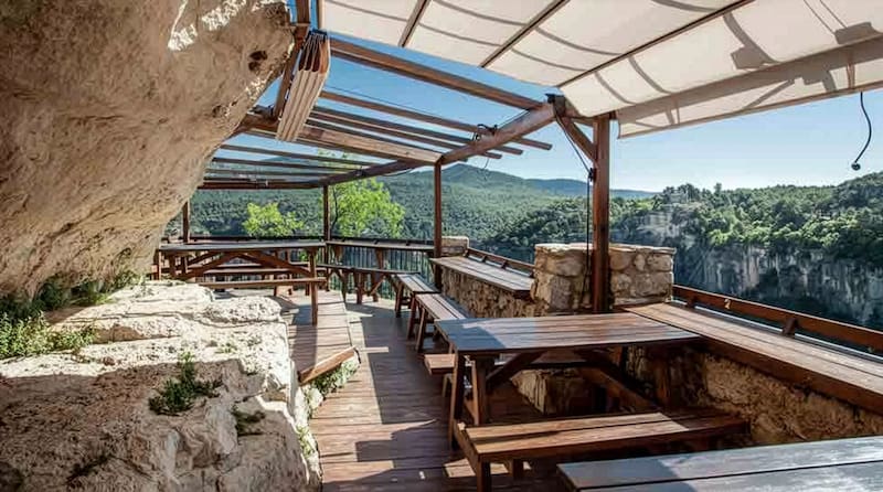 Las terrazas permiten disfrutar de una panorámica amplia que convierte cada comida en una experiencia marcada por el entorno.