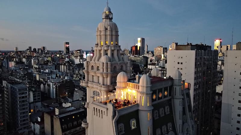 Vista del roof top de Salón 1923, el restaurante en altura de Palacio Barolo.
