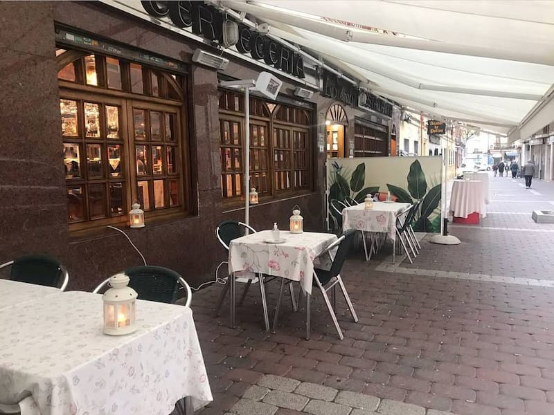 El restaurante La Merced cuenta con una terraza acogedora que mantiene el espíritu de barrio sin renunciar a la elegancia.