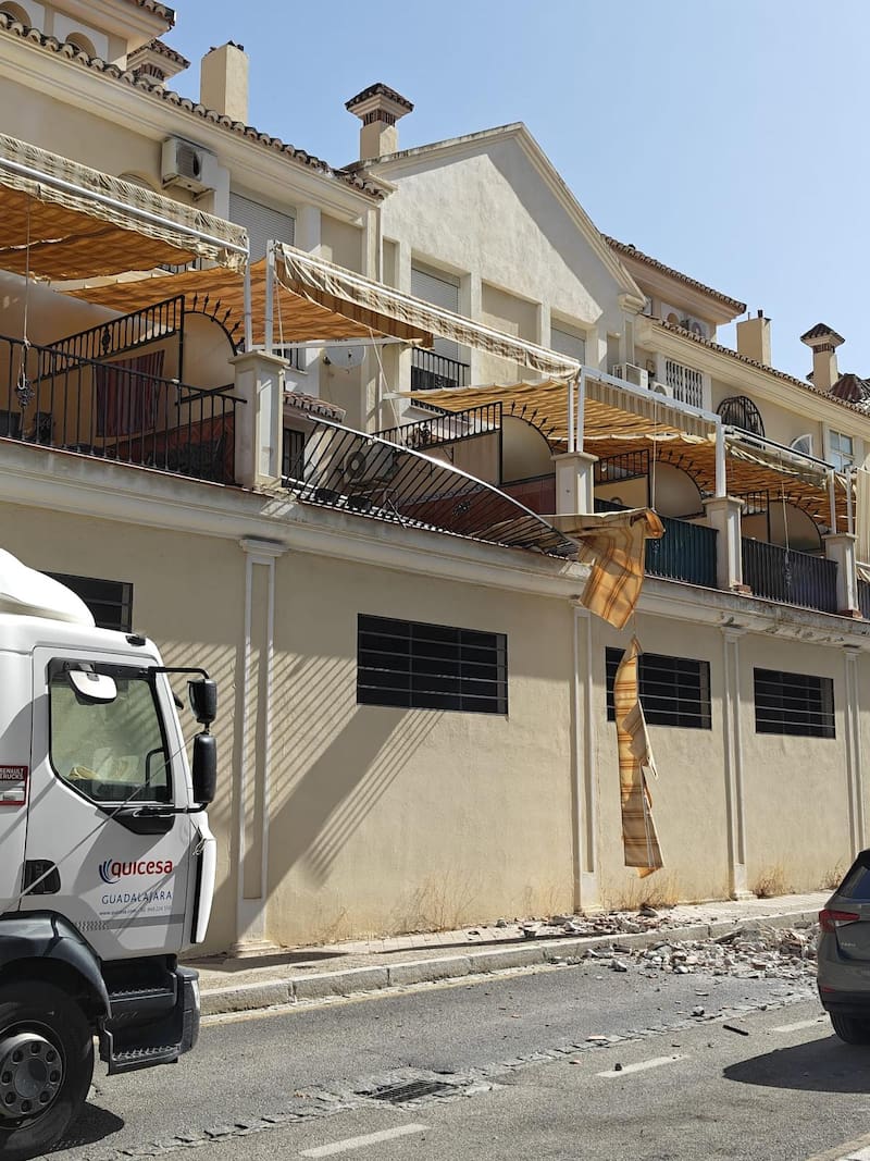 GRANADA, 18/08/2026.- Daños en una vivienda situada en la calle Torre de Comares de Granada tras el terremoto de magnitud 4,7 y con epicentro en la localidad granadina de Gójar, así como sus cuatro réplicas, que ha obligado a desalojar de manera preventiva los Palacios Nazaríes y la Alcazaba del monumento de la Alhambra de Granada. EFE/ Celia López Mendoza **SOLO USO EDITORIAL/SOLO DISPONIBLE PARA ILUSTRAR LA NOTICIA QUE ACOMPAÑA (CRÉDITO OBLIGATORIO)***